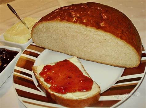Servírovanie bieleho koláča s džemom a maslom