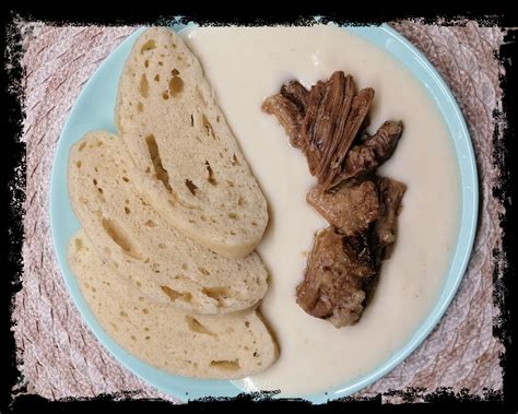kysnutá žemľová knedľa s omáčkou a mäsom