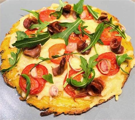 Šéfkuchár Reggae Pizza pripravuje pizzu