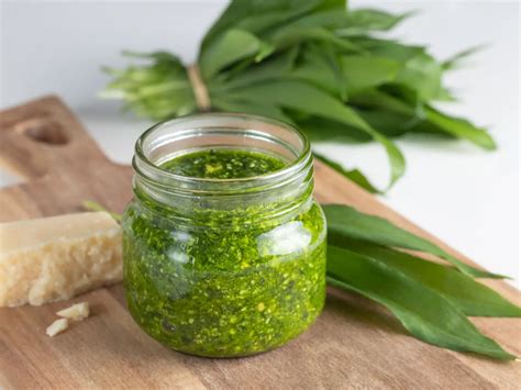 Hotové pesto z medvedieho cesnaku v pohári