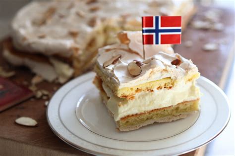Nórska torta Kvæfjordkake s vrstvami a mandľami