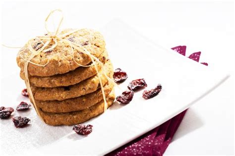 Zdravé ovsené cookies s brusnicami na tanieri