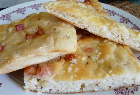 Ingrediencie na chlebový posúch: múka, droždie, soľ, slanina