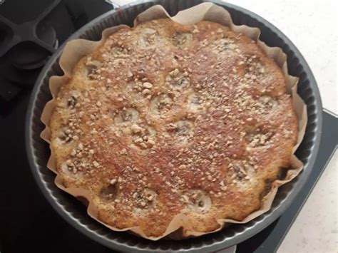 Koláč s banánovou plnkou a čerstvými banánmi