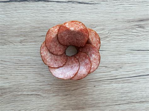 Plátky salámy pripravené na obalovanie