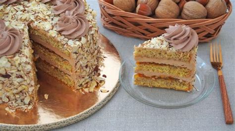 klasická domáca orechová torta na tanieri