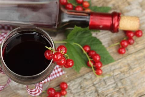 Potrebné ingrediencie na víno z červených ríbezlí
