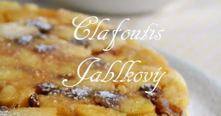 Jablkový Clafoutis podávaný na tanieri