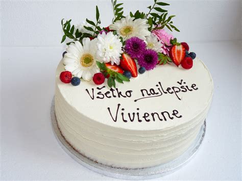 Rozličné torty na oslavy: medová, piškótová a ovocná
