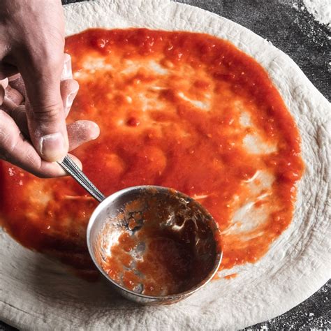 Príprava domácej paradajkovej omáčky na pizzu
