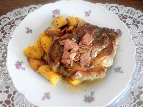 Hotový steak z krkovičky na tanieri s prílohou