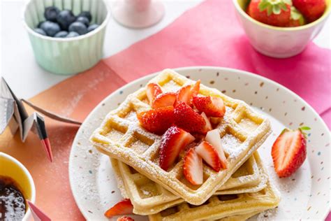 Čerstvé bezlepkové wafle s rôznym ovocím a polevami