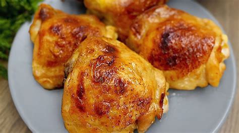 Zlatohnedé opečené kuracie stehná