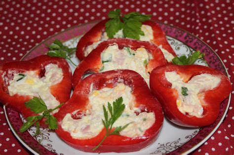 Nakrájaná plnená paprika na studeno na tanieri