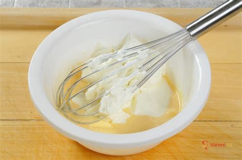 Tvarohová náplň v reze koláča