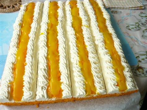 Porcia marhuľového koláča so šľahačkou