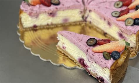 Detailný záber na krémový cheesecake s ovocím