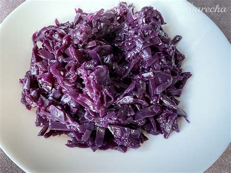 Servírovaná dusená červená kapusta s pečenou kačkou a lokšami