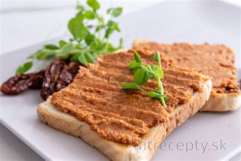 Nátierka zo sušených paradajok na chlebíčku