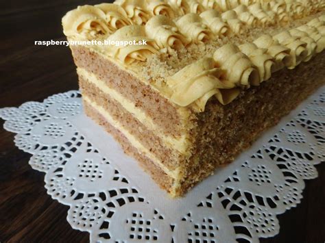 Krájaná torta s karamelovou plnkou a šľahačkou