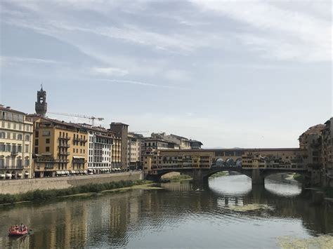 Pohľad na rieku Arno a historické budovy v Pise