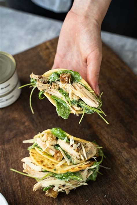 Tacos s trhaným kuracím mäsom a čerstvou zeleninou
