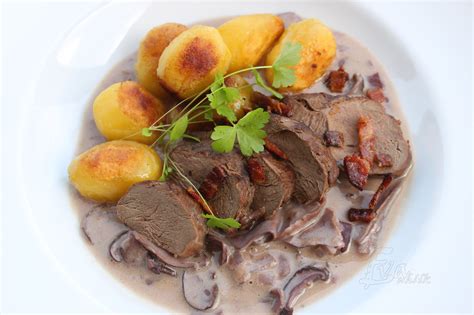 Nastrúhaný srnčí chrbát s omáčkou a prílohou