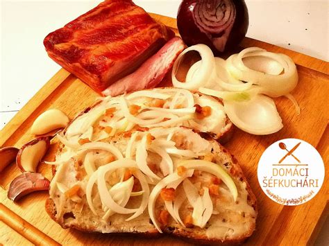 detailný záber na chrumkavú opraženú slaninku nakrájanú na kocky
