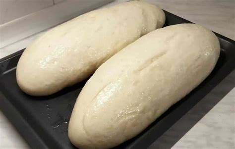 Tradičné slovenské prílohy ku gulášu ako knedľa a chlieb