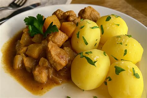šťavnaté dusené bravčové kocky so zemiakmi v hlbokej panvici