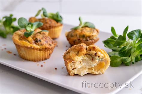 Hotové slané muffiny s olivami a syrom
