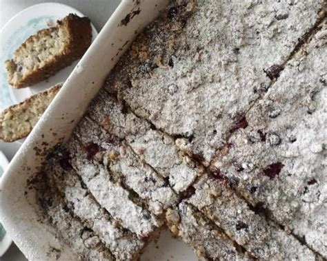 Zmes rôznych vegánskych koláčov s ovocím a orechmi