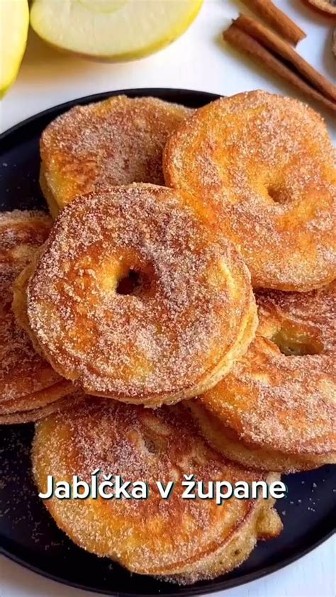 Ingrediencie na pečenie: jablká, tvaroh, múka, maslo, vajcia, cukor, škorica