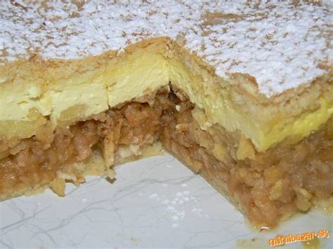 Zlatistý upečený jablkovo-tvarohový koláč
