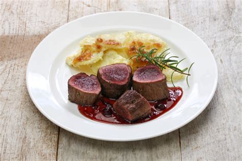 Jelení steak opečený na panvici