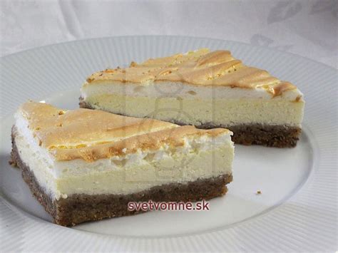 Orechový koláč s tvarohom a snehom vo forme