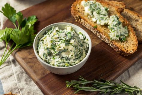 Ricotta v miske s bylinkami