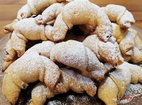 Sladké rožky plnené lekvárom