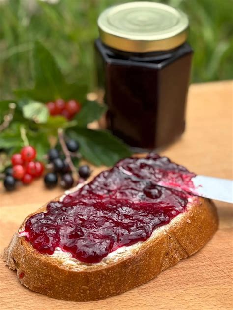 Ríbezľový džem na toaste s maslom