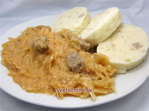 Segedínsky guláš z morčacieho mäsa na tanieri