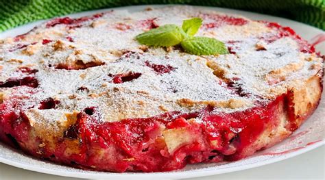 Základné ingrediencie pre slivkový koláč vrátane čerstvých sliviek a múky
