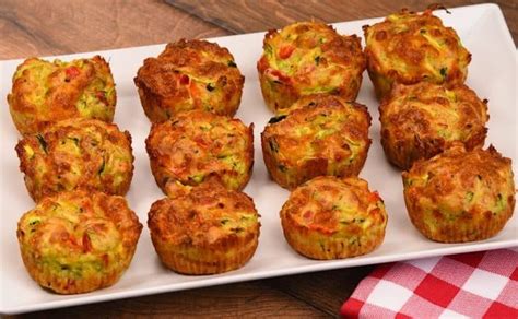 Pripravené cuketové muffiny na plechu