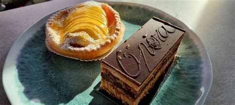 Detailná fotografia vanilkovej pasty s vanilkovými strukmi v pozadí