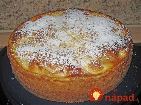 Upečený jablkový koláč s kyslou smotanou a snehom