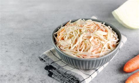 čerstvo pripravený krémový coleslaw v miske