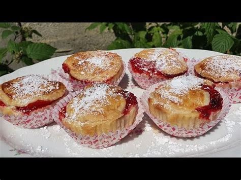Jahodové muffiny z lístkového cesta po upečení