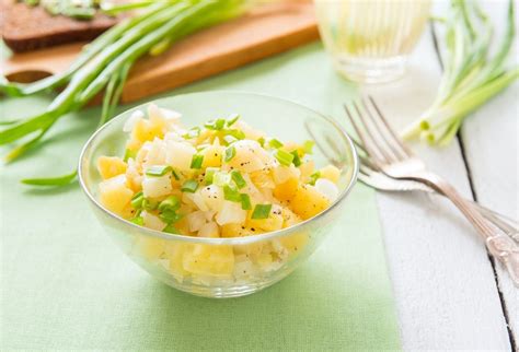 Ingrediencie na zemiakovo-cibuľový šalát