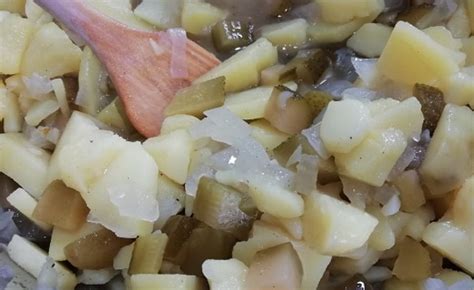 Kyslé uhorky a cibuľa na zemiakovo-cibuľový šalát