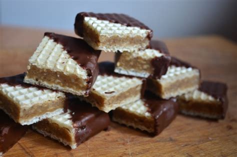 Plnené oblátky posypané kakaom