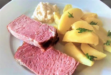 Pripravené údené mäso so žihľavovou knedľou